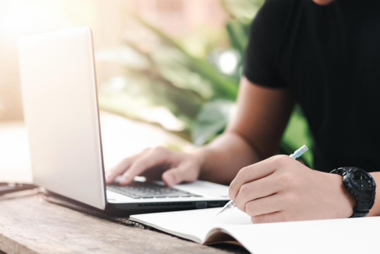 Moderne Büroumgebung mit Blick auf Berlin